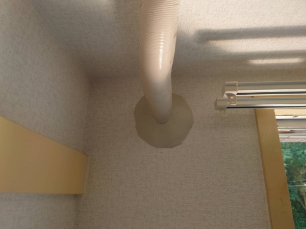 加東市の集合住宅で行ったエアコン取付工事。壁のパテ処理を美しく仕上げた様子